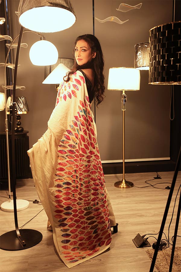 কালো স্লিভলেস ব্লাউজ আর সাদায় রঙিন গামছার প্রিন্টের শাড়িতে অষ্টমীর সাজেও তিনি সাহসী, বেপরোয়া। খোলা চুলে অষ্টমীর দিনের সকালের সাজ নাকি রাতের,  বেছে নিতে পারেননি এখনও। 