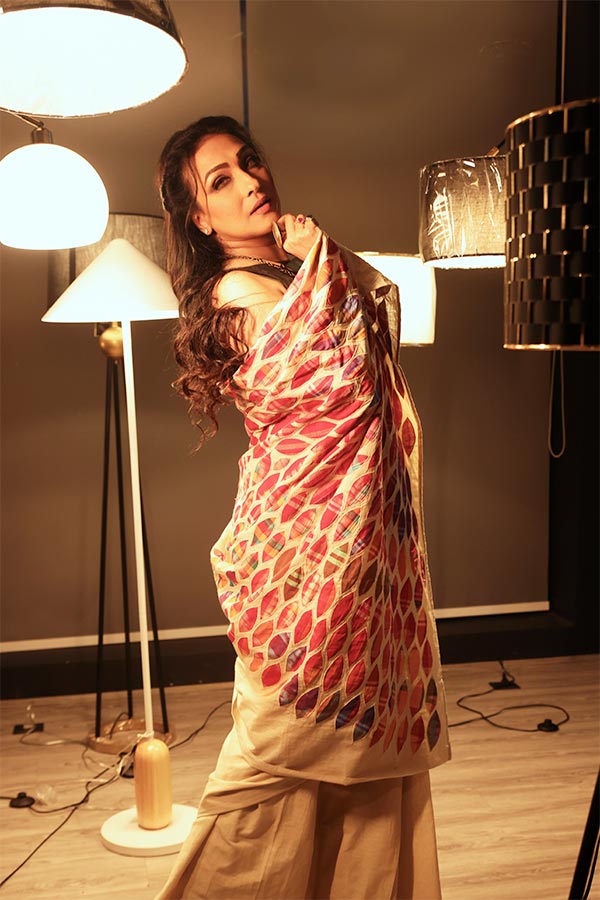 ঘন কাজলটানা চোখ, আর হালকা গোলাপী লিপ্সটিক, তাতেই তিনি চমকে দিয়েছেন সকলকে। প্রসাধন বলতে যখন হুধুই কাজল, আর গয়নাও প্রায় নেই বললেই চলে, তখন নজর থাকে শুধুই সাজের দিকে।  নবমীর সাজ হোক সবুজ কিন্তু একদম বাঁধনছাড়া। অফশোল্ডার টপ আর কাঁচুলি করে শাড়ি পরে নবমীতে উষ্ণ আবেদনে গা ভাসিয়েছেন রুপোলি পর্দার চিরদিনের তন্বী! 