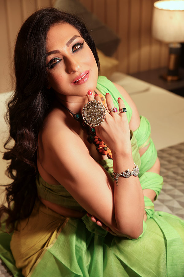 নবমীর সাজ হোক সবুজ কিন্তু একদম বাঁধনছাড়া। অফশোল্ডার টপ আর কাঁচুলি করে শাড়ি পরে নবমীতে উষ্ণ আবেদনে গা ভাসিয়েছেন রুপোলি পর্দার চিরদিনের তন্বী! 