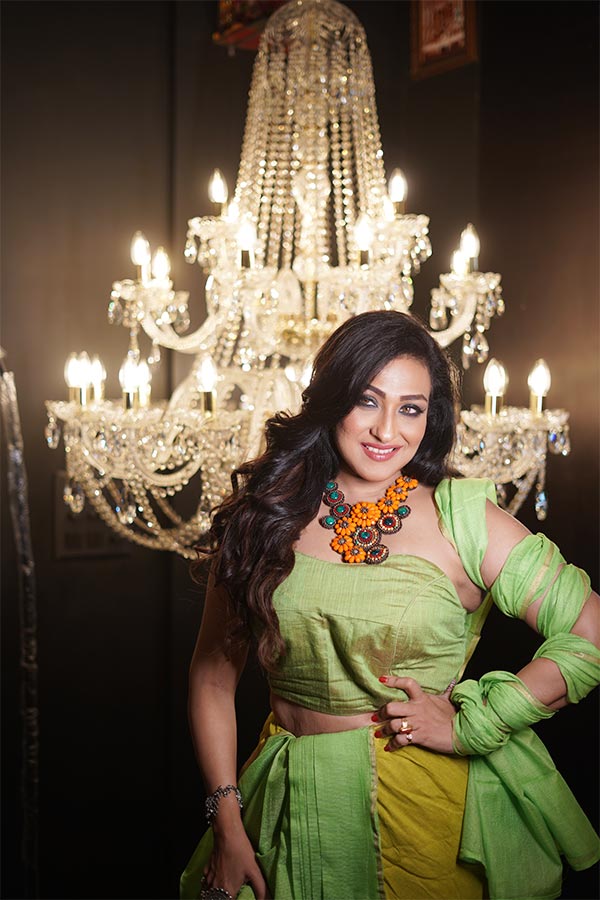 কচি কলাপাতা রঙের শাড়ি আর একই রঙের ব্লাউজ-টপ। সঙ্গে এক ঢাল খোলা চুল, তাতেই কিস্তিমাত। ‘নয়ন ভুলানো এলে’ বুঝি! 