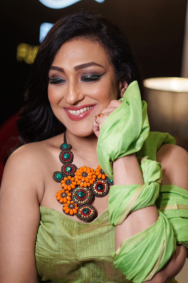 তাঁর গলায় রয়েছে অন্য ধাঁচের ভারী নেকপিস। ফুলেল সাজে গলা ভরা গয়না নজর কাড়ছে সব্বার। হাতে বড় আংটি ও ব্রেসলেট। তিনিই আসল আকর্ষণ। 