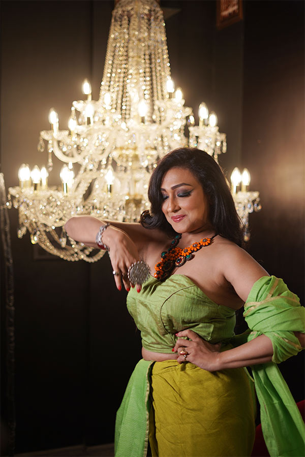 টানা টানা চোখে ঘন ধোঁয়া-ধোঁয়া কাজলের সাজ। এ বারেও ঠোঁটের সাজে লিপস্টিক একদম হালকা।