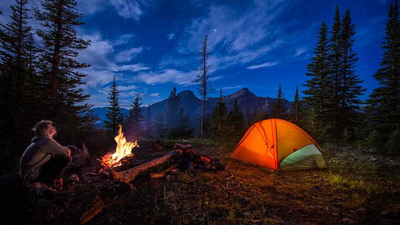 ৮.ক্যাম্পিং- ক্যাম্পিং পর্যটকদের কাছে সবথেকে জনপ্রিয় একটি বিষয়। পাহাড়ের কোল হোক কিংবা গভীর জঙ্গল বা নদীর ধারে ক্যাম্পিং করার স্বাদ আলাদা। এই জন্য আপনি যেতে পারেন সুন্দরবন জাতীয় উদ্যানে। এই জায়গাটি ইউনেস্কোর বিশ্ব ঐতিহ্যবাহী স্থানের তালিকাভুক্ত। স্থানটির সবুজ এবং প্রাকৃতিক সৌন্দর্য ক্যাম্পিং করার জন্য আদর্শ বলে মানেন পর্যটকরা।