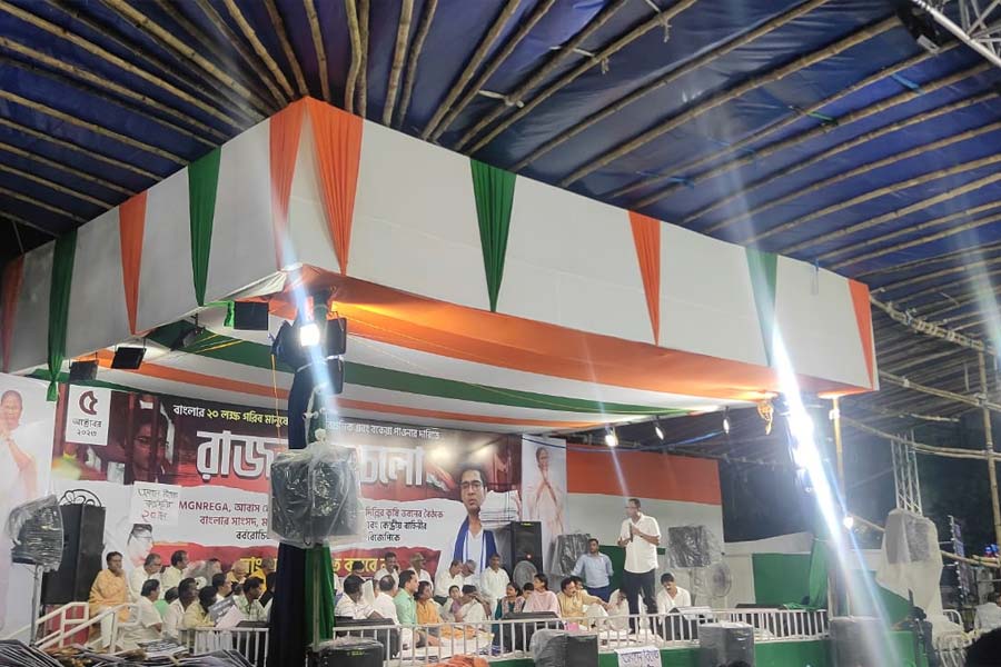 মঞ্চের মাথায় পোক্ত ছাউনি।