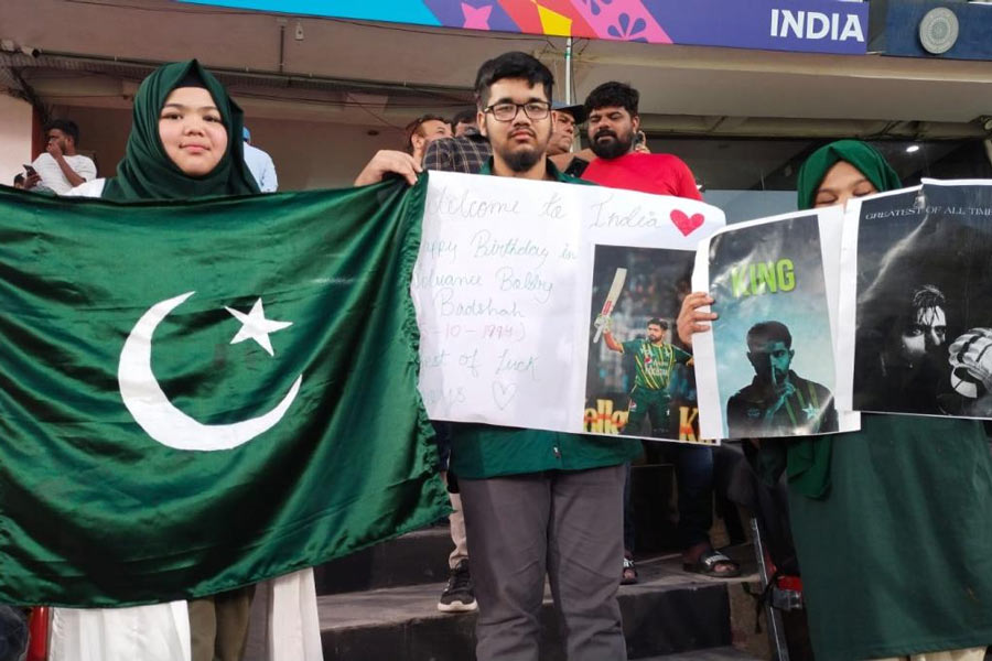 সংহতি: হাতে তৈরি করা পাকিস্তান পতাকা নিয়ে আলিশা।