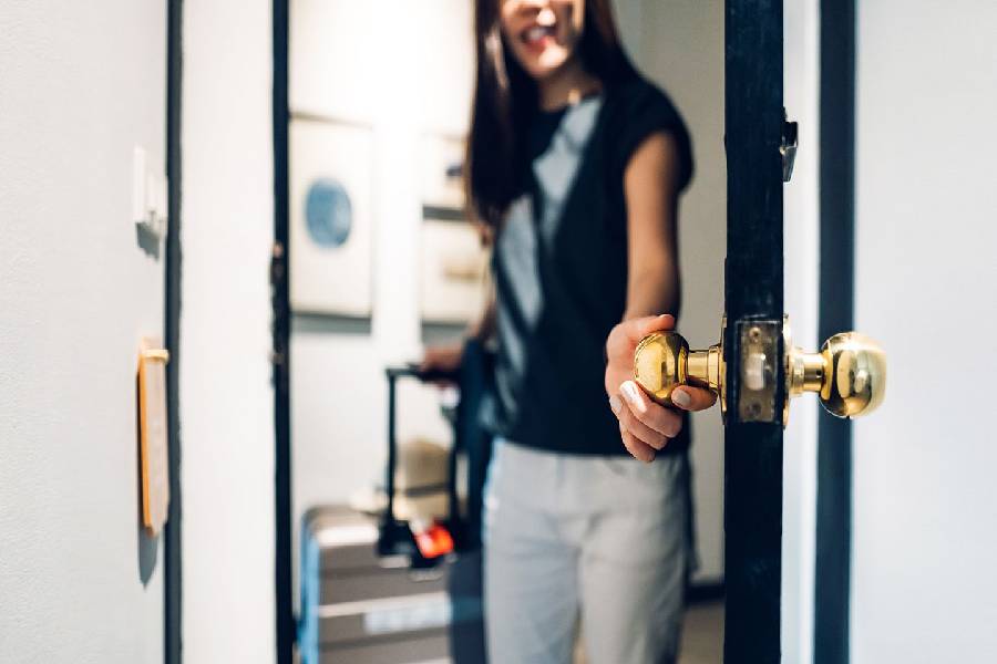 Tips should keep in mind when checking into a hotel.