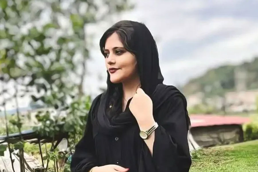 এই ঘটনায় ইরানের মাটিতে আরও এক মাহসা আমিনি-কাণ্ডের ছায়া দেখছেন সে দেশের মানবাধিকারকর্মীরা। ঠিকমতো হিজাব না পরার অপরাধে গত বছরের সেপ্টেম্বরে যে মাহসাকে পুলিশি হেফাজতে পিটিয়ে হত্যা করার অভিযোগ উঠেছিল। যে কাণ্ডের পর ইরানের নানা শহর ছাড়িয়ে বিশ্বের বিভিন্ন প্রান্তে ছড়িয়ে পড়েছিল হিজাব বিরোধী আন্দোলন।