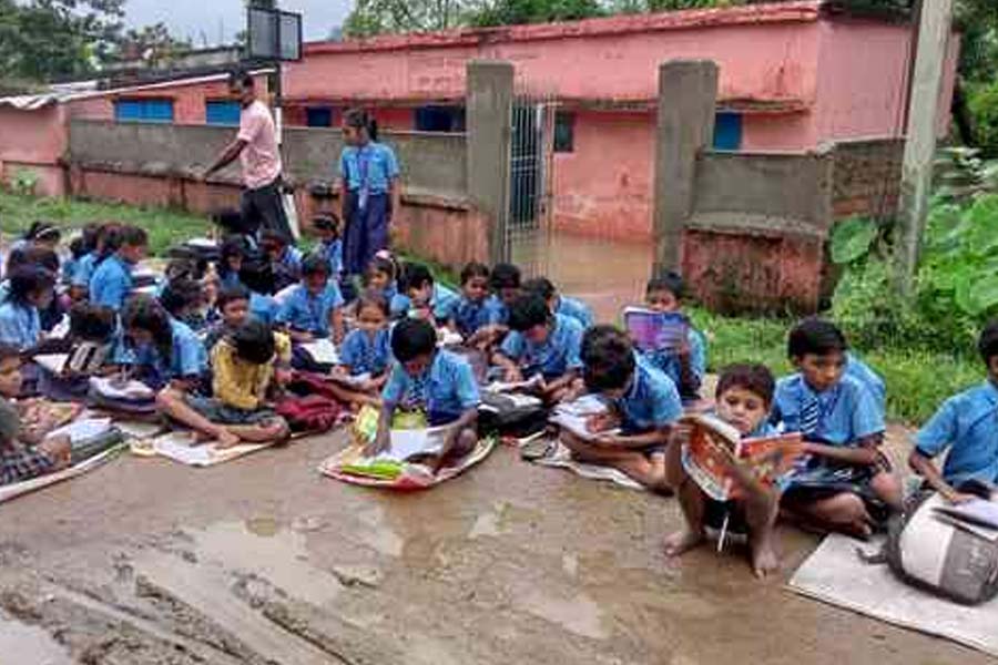 Waterlogged school forces seventy students to study on road in Bihar’s Banka district