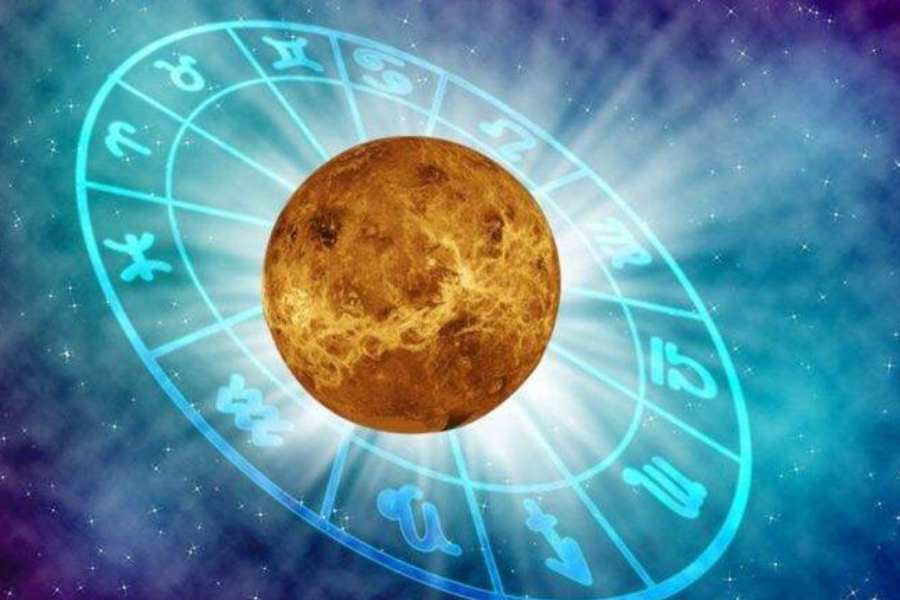 সপ্তাহের একটি দিন শুক্রর নামে শুক্রবার। যিনি সপ্তর্ষি মন্ডলের অন্যতম। ভৃগু মুনির পুত্র শুক্র-কে হিন্দু ধর্মগ্রন্থে শুক্রাচার্য, অসুরাচার্য বলে উল্লেখ করা আছে। দৈত্যগুরু শুক্রের গায়ের রঙ সাদা। বাহন রথ,  ঘোড়ায় টানা। রথের সামনে আগুন রঙের ৮টি ঘোড়া বাঁধা। শুক্র-র কোনও উপগ্রহ নেই। এর অধিদেবতা ইন্দ্রানী। দুই স্ত্রী— গো এবং জয়ন্তী। দুই স্ত্রীর গর্ভে মোট ৫ সন্তান। 