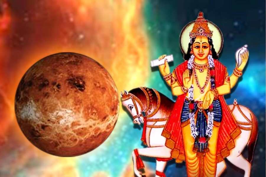 প্রতি শুক্রবার যেমন সন্তোষী মায়ের পুজো করা হয়,  তেমনই শুক্রবারে দুটি বিশেষ মন্ত্র নিয়ম করে পড়লে শুক্র দেবতা প্রসন্ন হন।  মন্ত্র দুটি হল— ওঁ হ্রীং শ্রীং শুক্রায় নমঃ। এবং ওঁ দ্রাং দ্রীং দ্রৌং সঃ শুক্রায় নমঃ।