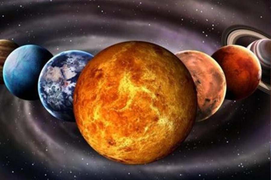 প্রতিটি গ্রহের মিত্র ও শত্রু গ্রহ থাকে। সে ভাবে শুক্রর মিত্র গ্রহ বুধ ও শনি। শত্রু গ্রহ রবি ও চন্দ্র। শুক্রর শত্রু গ্রহের হাত থেকে রক্ষা পাওয়ার টোটকা হল,  সব সময় সঙ্গে একটা ছোট হলেও রুপোর সামগ্রী রাখুন। যেমন, রুপোর আংটি পরা যেতে পারে। অথবা, মানি ব্যাগে একটা রুপোর কয়েন রাখতে পারেন। আর শুক্র যাঁদের জীবনে নিম্নগামী,  তাঁরা অবশ্যই সবসময় সাদা রুমাল সঙ্গে রাখুন,  সাদা রুমাল ব্যবহার করুন। আর যখনই সুযোগ পাবেন মাতৃস্থানীয়া মহিলাকে যে উপায়েই হোক, সেবা করুন। এবার দেখুন,  শুক্র দেবতা আপনার জীবন মঙ্গলময় করেন কি না! এই প্রতিবেদনটি ‘আনন্দ উৎসব’ ফিচারের একটি অংশ।