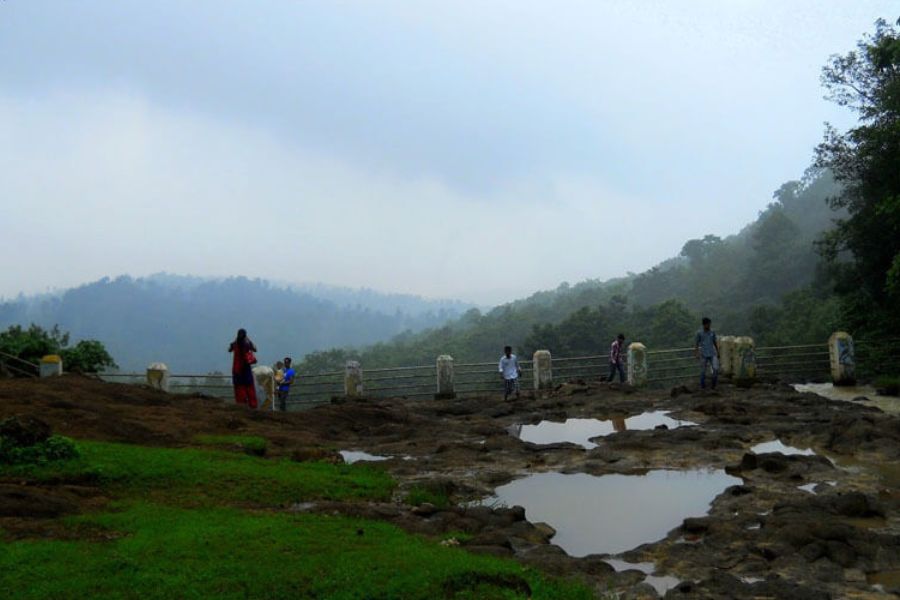 মুম্বই,  দিল্লি, গোয়া,  রাজস্থান, কাশ্মীর,  দক্ষিণ ভারত,  দীঘা, পুরী, দার্জিলিং... তো অনেক হল। এবার একশো শতাংশ পড়শি রাজ্য, অথচ সেখানে এক টুকরো তিব্বতের খবর দেওয়া যাক!  পুজোয় এমন অভিনব জায়গায় বেড়াতে চলুন!  দেশের প্রধান ভ্রমণ কেন্দ্রগুলি পুজোর ছুটিতে যখন ঠাঁই নাই-ঠাঁই অবস্থা, ট্রেন-বিমানের টিকিট দুষ্প্রাপ্য!