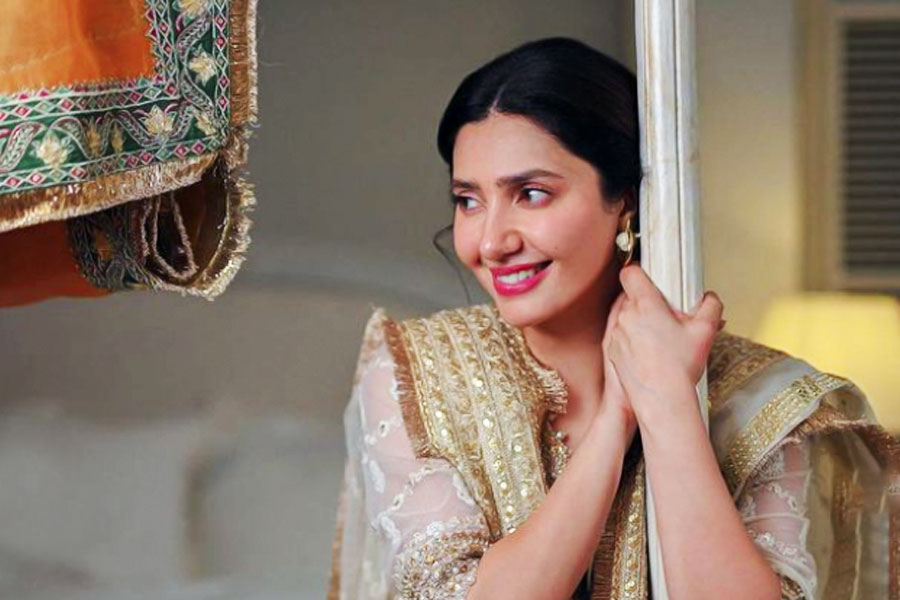 প্রথম বিয়ে সফল হয়নি। বিচ্ছেদের পর বলিউডের এক অভিনেতার সঙ্গে নামও জড়িয়ে পড়ে। কিন্তু সেই সম্পর্কেও কোনও রকম সিলমোহর পড়েনি। ব্যক্তিগত জীবনের খুঁটিনাটি বরাবরই গোপন রাখতে স্বচ্ছন্দবোধ করেন পাকিস্তানি অভিনেত্রী মাহিরা খান। তাই দ্বিতীয় বার যে তিনি বিয়ের পিঁড়িতে বসলেন সে কথাও যতটা সম্ভব গোপনই রাখলেন অভিনেত্রী।