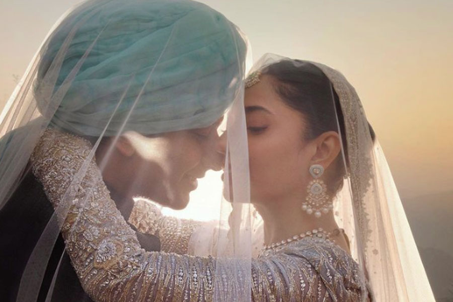 অক্টোবর মাসের গোড়াতেই দীর্ঘকালীন প্রেমিক সেলিম করিমের সঙ্গে গাঁটছড়া বাঁধলেন মাহিরা। পাকিস্তানের খাইবার পাকতুনখাওয়া এলাকার একটি বিলাসবহুল হোটেলে বিয়ে সারেন পাকিস্তানি অভিনেত্রী।