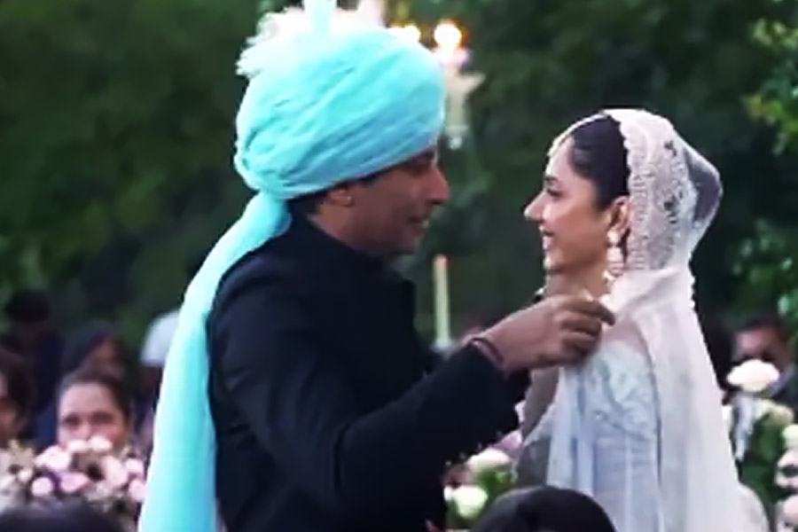 সূত্রের খবর, সেলিমের সঙ্গে প্রায় পাঁচ বছর সম্পর্কে ছিলেন মাহিরা। অক্টোবর মাসে সেই সম্পর্ককেই পরিণতি দিলেন দু’জনে।