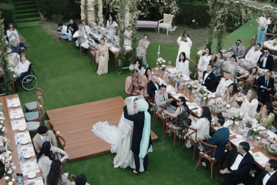 বিয়ের দিন মাহিরার পরনে ছিল হালকা আকাশি রঙের লেহঙ্গা। অন্য দিকে সেলিমের পরনে ছিল কালো শেরওয়ানি। বরের মাথায় ছিল কনের লেহঙ্গার রঙের সঙ্গে মানানসই পাগড়ি। 