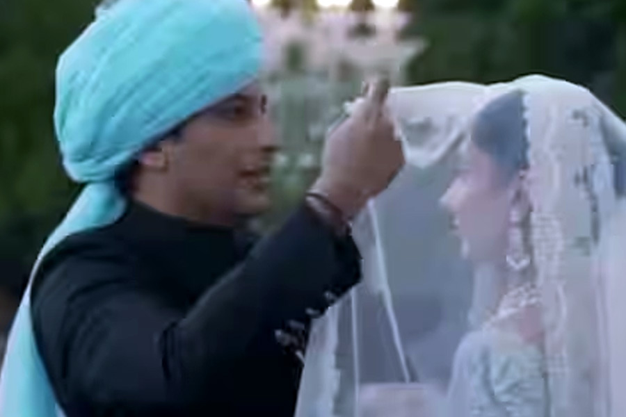 মাহিরাকে কনের সাজে দেখে সেলিমের চোখ জলে ভরে ওঠে। মাহিরার লেহঙ্গার ওড়না উপরের দিকে তুলে তাঁকে নিজের বুকের মধ্যে জড়িয়ে ধরেন সেলিম। সেই মুহূর্তে আবেগপ্রবণ হয়ে পড়েন অভিনেত্রীও।