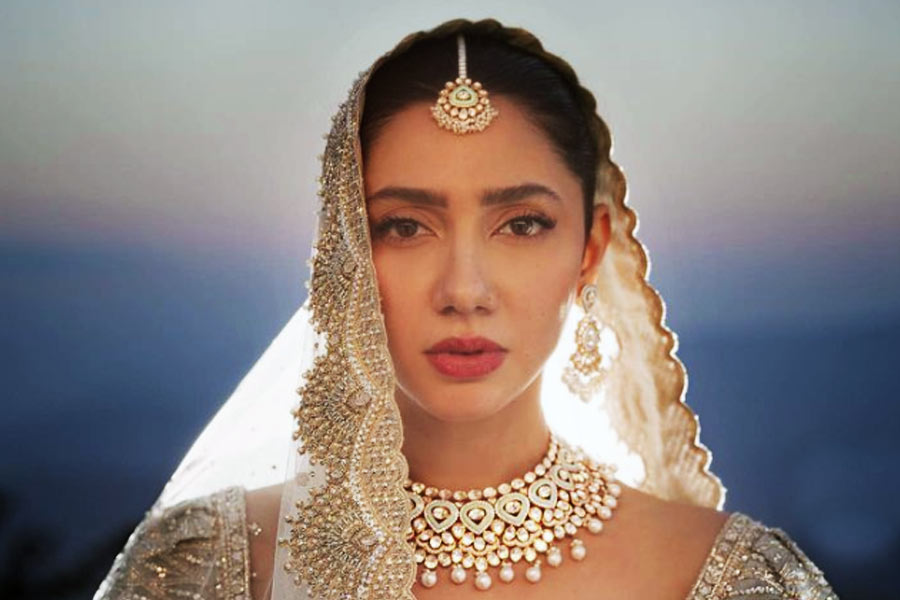 মাহিরা যে কারও সঙ্গে সম্পর্কে রয়েছেন তা নিয়ে কানাঘুষো চলছিল বহু বছর থেকেই। এমনকি অভিনেত্রী নিজে একাধিক সাক্ষাৎকারে তার ইঙ্গিতও দিয়েছিলেন। 