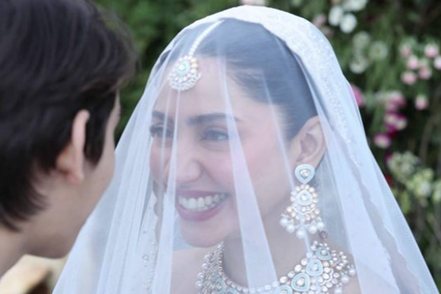 ১ অক্টোবর মাহিরার ম্যানেজার এবং এক আলোকচিত্রশিল্পী অভিনেত্রীর বিয়ের ছবি এবং ভিডিয়ো সমাজমাধ্যমে পোস্ট করতেই নেটব্যবহারকারীদের মধ্যে কৌতূহল জেগে ওঠে। মাহিরার জীবনসঙ্গীর পরিচয় নিয়েও প্রশ্ন ওঠে তাঁদের মনে।