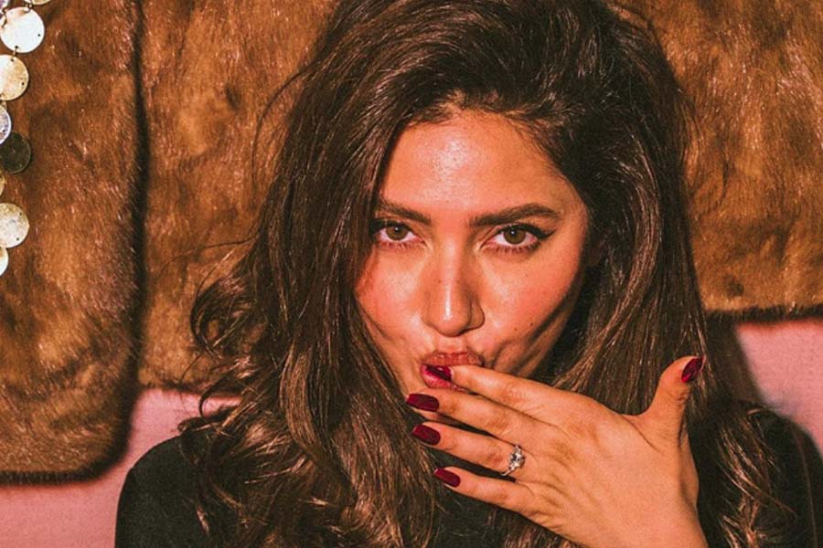 এক দশকের বেশি সময় ধরে মাহিরা অভিনয়ের সঙ্গে যুক্ত থাকলেও তাঁর স্বামী অভিনয়জগৎ থেকে অনেকটাই দূরে রয়েছেন। পেশায় ব্যবসায়ী তিনি। সূত্রের খবর, এক স্টার্টআপ সংস্থার অধিকর্তা সেলিম।