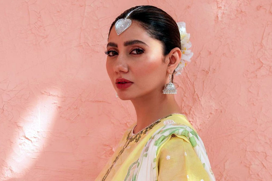 ২০০৬ সালে ভিডিয়ো জকি হিসাবে কেরিয়ার শুরু করেন মাহিরা। বিভিন্ন রিয়্যালিটি শোয়ে সঞ্চালনাও করেছেন তিনি।