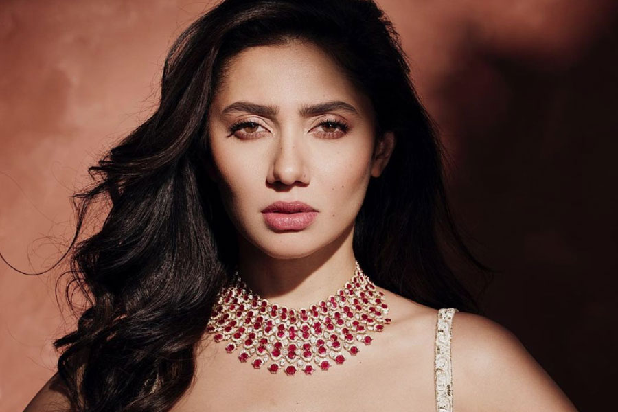 ২০১১ সালে ‘বোল’ নামে একটি পাকিস্তানি ছবিতে পার্শ্বচরিত্রে অভিনয়ের সুযোগ পান মাহিরা। একই বছর ছোট পর্দাতেও আত্মপ্রকাশ করেন তিনি।