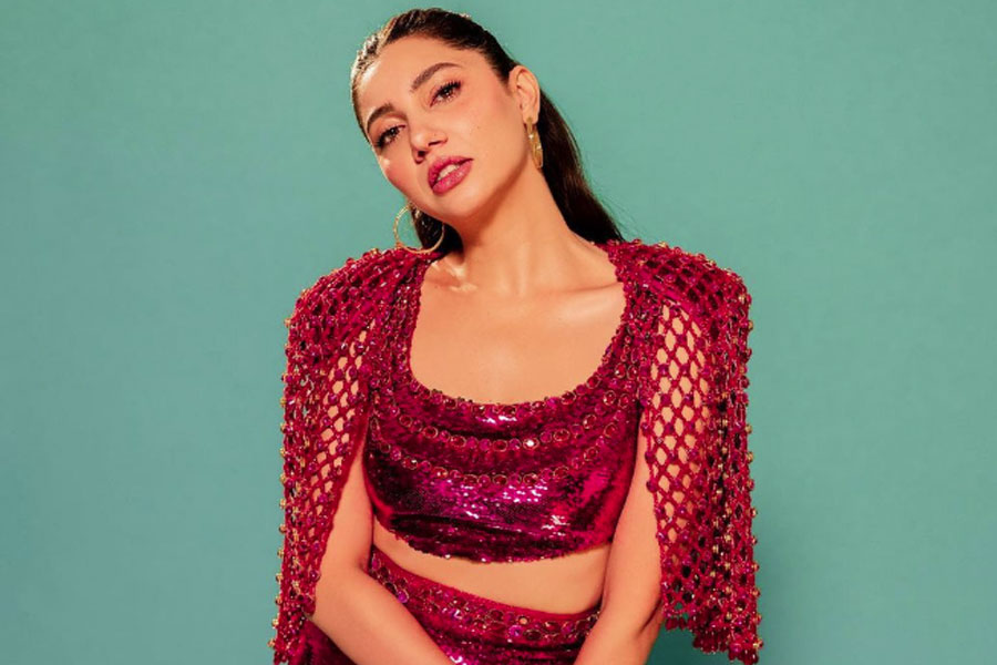 ‘হমসফর’ ধারাবাহিকে অভিনয় করে রাতারাতি জনপ্রিয় হয়ে ওঠেন মাহিরা। তার পর একাধিক ছবি এবং ধারাবাহিকে অভিনয়ের সুযোগ পান তিনি।