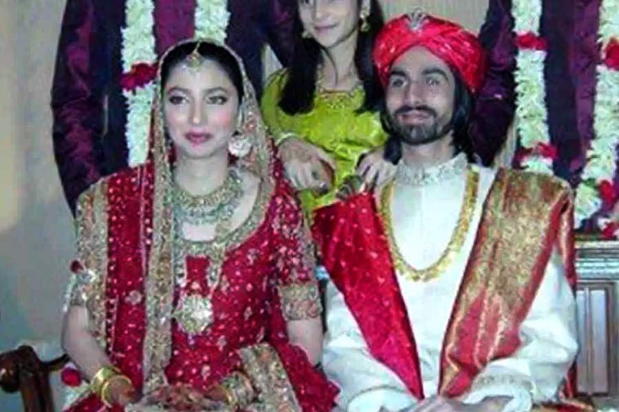 ২০০৬ সালে লস অ্যাঞ্জেলসে পরিচালক আলি আসকরির সঙ্গে আলাপ হয় মাহিরার। পরিবারের অমতেই আলিকে বিয়ে করেন অভিনেত্রী। মাত্র ২৩ বছর বয়সে ২০০৭ সালে আলির সঙ্গে গাঁটছড়া বাঁধেন মাহিরা।