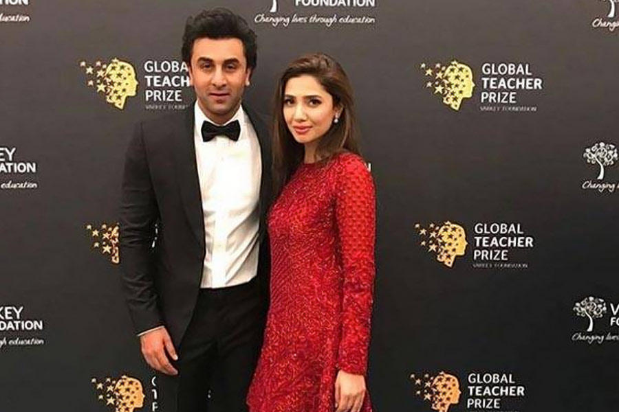 বিচ্ছেদের পর বলি অভিনেতা রণবীর কপূরের সঙ্গে নাম জড়িয়ে পড়ে মাহিরার। বলিপাড়ায় কানাঘুষো শোনা যায়, রণবীরের সঙ্গে সম্পর্কে রয়েছেন তিনি। দুই তারকাকে একসঙ্গে বিভিন্ন জায়গায় দেখাও গিয়েছিল। কিন্তু রণবীরের সঙ্গে সম্পর্কের কথা পুরোটাই রটনা ছিল।