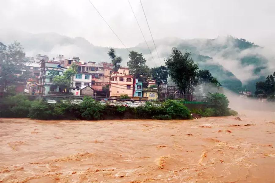 মাস দুয়েক আগেই ভয়ানক বিপর্যয় দেখেছে হিমালয়ের দুই রাজ্য উত্তরাখণ্ড এবং হিমাচল প্রদেশে। মেঘভাঙা বৃষ্টি, ধস, বন্যা পরিস্থিতির মতো ঘটনায় লন্ডভন্ড হয়ে গিয়েছে দুই রাজ্য। মৃত্যু হয়েছে বহু মানুষের। সেই ক্ষত এখনও সারিয়ে উঠতে পারেনি দুই রাজ্য। তার মধ্যেই আরও একটি পাহাড়ি রাজ্যে নেমে এল ভয়ানক বিপর্যয়। গত বুধবারেই উত্তর সিকিমে দক্ষিণ লোনক হ্রদ ফেটে লন্ডভন্ড হয়ে গিয়েছে বিস্তীর্ণ উত্তর সিকিম।