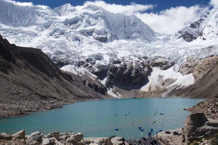যদি বিশ্বের ৩০টি দেশের ওই ১০৮৯টি হিমবাহসৃষ্ট হ্রদ ফেটে যায়, তা হলে ন’কোটি মানুষই যে সেই বিপর্যয়ের মুখে পড়বেন, এমনটা নয়। তবে বিজ্ঞানীদের অনুমান, ৯০ লক্ষেরও বেশি মানুষ এই বিপর্যয়ের ধাক্কা সামলাতে পারবেন না।