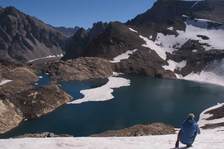 হিমবাহসৃষ্ট হ্রদ মূলত হাই মাউন্টেন এশিয়া (এইচএমএ)-য় বেশি রয়েছে। এই হ্রদের কাছাকাছি বসতি না থাকলেও হ্রদের অববাহিকার নীচের দিকে বহু বসতি গড়ে উঠেছে। বিজ্ঞানীরা বিশ্বের চার পর্বতমালায় থাকা হিমবাহসৃষ্ট হ্রদগুলির অববাহিকায় সমীক্ষা চালিয়েছেন। সেই চারটি হল— হাই মাউন্টেন এশিয়া রেঞ্জ, ইউরোপিয়ান আল্পস, আন্দিজ এবং প্যাসিফিক নর্থওয়েস্ট।