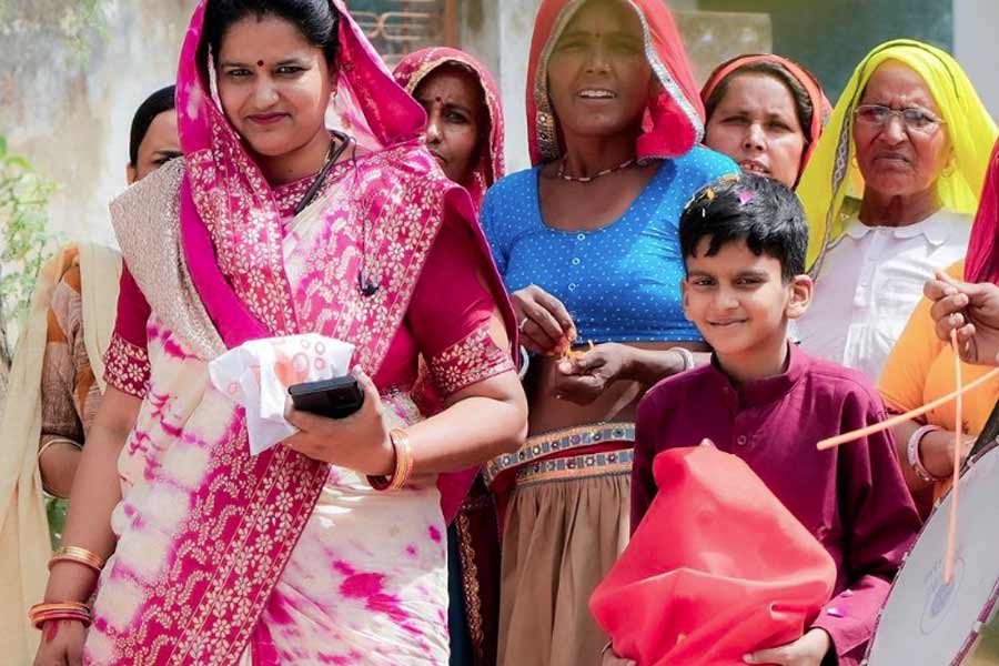 আদতে হরিয়ানার বাসিন্দা নীরুর বিয়ে হয়েছিল রাজস্থানের ঝুনঝুনু জেলায়। সেই ২০১৩ সালে। বিয়ের পর স্বামী অশোক যাদবের সঙ্গে ঝুনঝুনুর লম্বী অহীর গ্রামে পাড়ি দেন তিনি। তার সাত বছর পর ওই গ্রাম পঞ্চায়েতের প্রথম মহিলা প্রধান (সরপঞ্চ) হিসাবে নির্বাচনে জয়লাভ করেন।