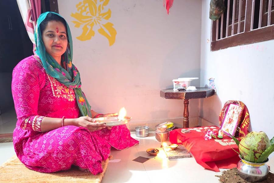 ২০২০ সালের অক্টোবরে পঞ্চায়েত প্রধান হওয়ার পর মনস্থির করে নিয়েছিলেন নীরু। দেশের বহু গ্রামের মহিলা প্রধানের মতো পঞ্চায়েতের যাবতীয় সিদ্ধান্তে তাঁর স্বামীর কোনও ভূমিকা থাকবে না।