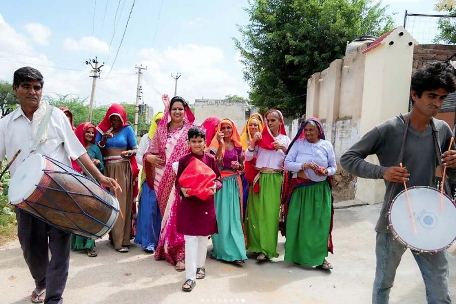 সংবাদমাধ্যমের কাছে নীরু বলেন, ‘‘বহু গ্রামেই লোকজনের মনে এই ছবিটা গেঁথে রয়েছে যে, পঞ্চায়েতের প্রধান হিসাবে পুরুষদের হাতে সিদ্ধান্ত গ্রহণের ক্ষমতা থাকে। ফলে আমি ক্ষমতা লাভের পর কয়েক জনের আঁতে লেগেছিল। বেশ কয়েক জন অসন্তুষ্টও হয়েছিলেন। তবে তাঁরা যখন আমার কাজ দেখলেন, তখন আমাকে মেনে নিতে তাঁদের অসুবিধা হয়নি।’’