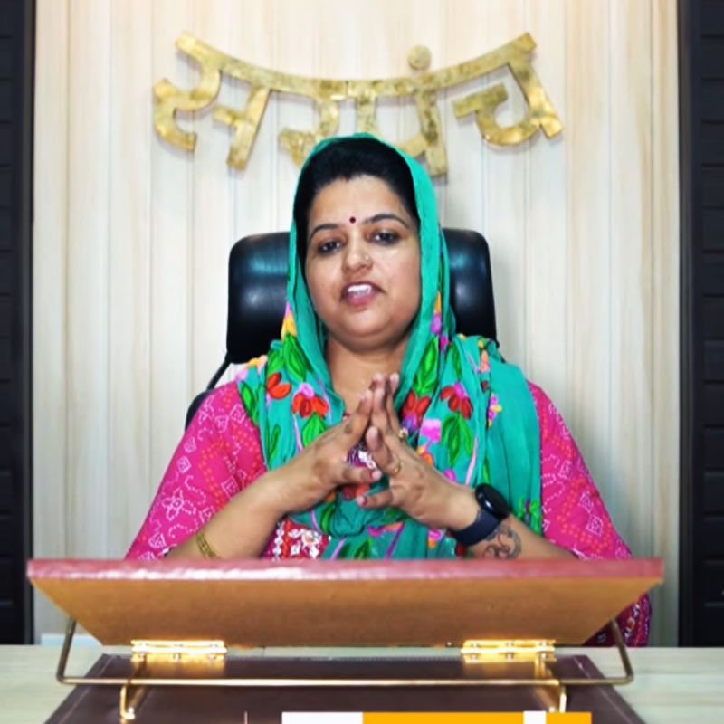 নীরুর কথায়, ‘‘গ্রামের মেয়েদের খেলাধুলোর জন্য কোনও মাঠ ছিল না। ফলে গোড়ায় একটি বেসরকারি বিশ্ববিদ্যালয়ের মাঠে এক জন কোচের সাহায্যে হকির প্রশিক্ষণের বন্দোবস্ত করেছিলাম। মেয়েদের দল গড়ার জন্য আমার সরকারি ভাতার পুরোটাই দান করার সিদ্ধান্ত নিয়ে নিই। শেষমেশ গ্রামেই নিজেদের একটা খেলার মাঠ হয়েছে।’’