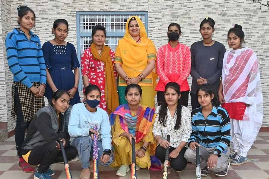 নীরু বলেন, ‘‘এখন আমাদের দলে প্রতি দিন দুই থেকে ২৫ জন মেয়ে নিয়মিত খেলে। দলের কয়েক জন আবার জেলা এবং রাজ্য স্তরেও খেলতে শুরু করেছে। আবার জাতীয় দলে নির্বাচনের লক্ষ্যেও প্রশিক্ষণ নিচ্ছে কয়েক জন।’’