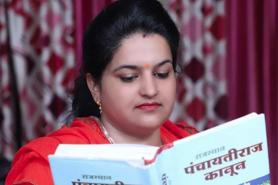 গ্রামের মহিলাদের জন্য ‘প্রধানমন্ত্রী কৌশল বিকাশ যোজনা’ (পিএমকেভিওয়াই) প্রকল্পের আওতায় নানা প্রশিক্ষণের বন্দোবস্ত করেছেন তিনি। ওই প্রশিক্ষণের পর বহু মহিলাই জয়পুরে কাজ করছেন বলে জানিয়েছেন নীরু।