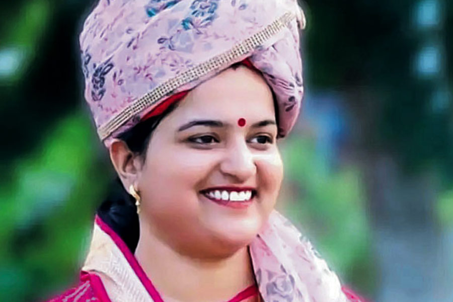 তিনি বলেন, ‘‘স্টেট ব্যাঙ্কের সঙ্গে সহযোগিতায় সুকন্যা সমৃদ্ধি যোজনার আওতায় মহিলাদের আর্থিক প্রকল্পের বিষয়ে ওয়াকিবহাল করা হয়েছে। এমনকি, কী ভাবে মোবাইল বা ইউপিআই ব্যবহার করা যায়, তা-ও শেখানো হয়েছে তাঁদের।’’