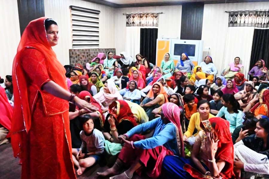 লম্বী অহীর গ্রামে আরও এক অভিনব প্রয়াস শুরু করেছেন নীরু। গ্রামে বিয়ে বা অন্য কোনও অনুষ্ঠানের জমায়েতে প্লাস্টিকের ব্যবহার কমাতে স্টিলের বাসনকোসন দেওয়ার বন্দোবস্ত করেছেন তিনি। সে জন্য ‘বাসনের ব্যাঙ্ক’ও গ়ড়েছেন।