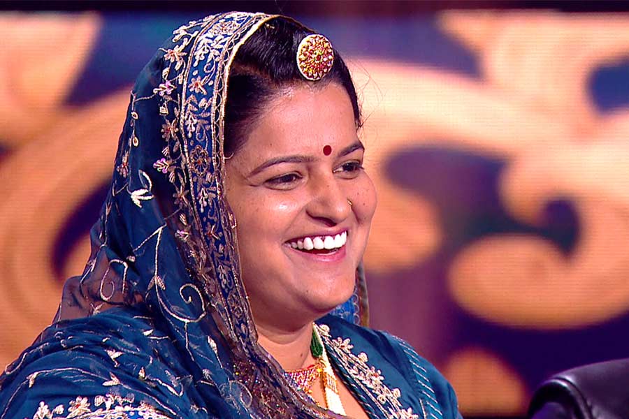 নীরুর কথায়, ‘‘গ্রামে একটা স্টেডিয়াম গ়ড়াই আমার স্বপ্ন। যাতে দেশের হয়ে হকি খেলতে পারে গ্রামের মেয়েরা। এ ছাড়া, প্রতিযোগিতামূলক পরীক্ষার প্রস্তুতির জন্য তাঁদের কোনও জায়গা নেই। তার বন্দোবস্ত করার পাশাপাশি একটি পাঠাগার গড়ে তুলতে চাই আমি।’’