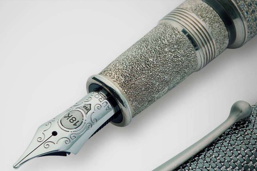 প্ল্যাটিনাম ব্যারেল এবং ৩০ ক্যারাট হিরে দিয়ে ইটালিতে তৈরি করা হয় ‘অরোরা ডায়ামেন্টে’ কলমটি। বছরে এক বার এই কলমটি তৈরি করা হয়।