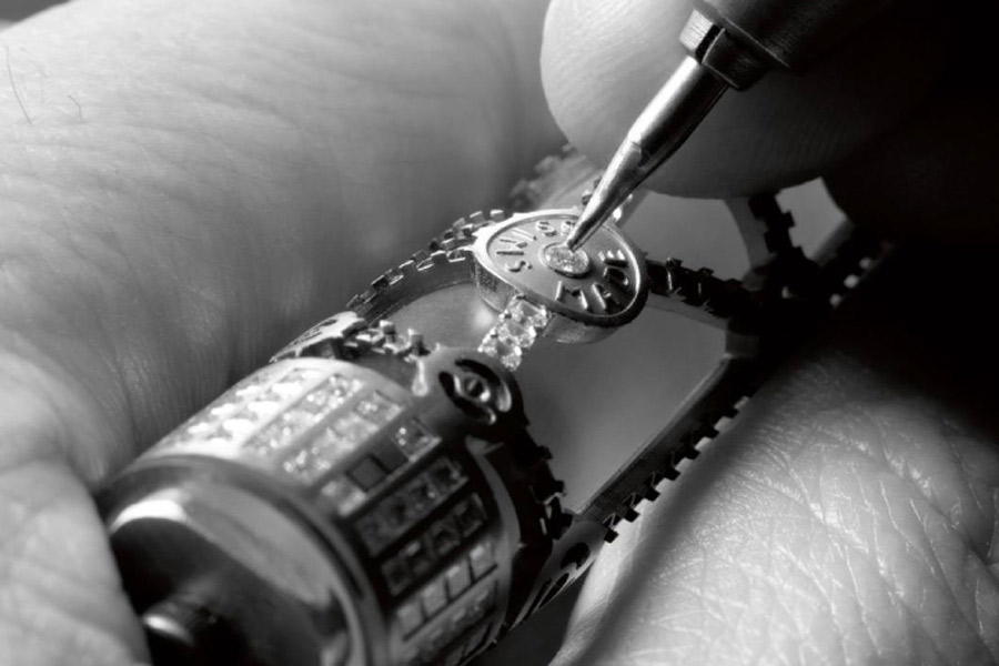 কারান ডি’একের তৈরি হিরে বসানো কলম‘১০১০ ডায়মন্ড ফাউন্টেন পেন’। ভারতীয় মুদ্রায় এই কলমের মূল্য ৮ কোটি ৩১ লক্ষ ২০ হাজার টাকা।