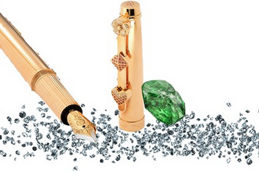 সাভোরাইট নামে একটি সবুজ রত্নও ‘হেভেন গোল্ড’ কলম নির্মাণে ব্যবহার করা হয়েছে। এই অমূল্য রত্নটি আফ্রিকায় পাওয়া যায়।