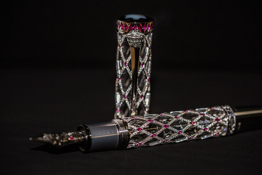 ২০০৭ সালে মঁব্লাঁর তরফে ‘প্রিন্স রেনিয়ার ৩’ নামে একটি কলম তৈরি করা হয়। হিরে এবং রুবি দিয়ে তৈরি এই কলমে ১৮ ক্যারাট সাদা সোনা ব্যবহার করা হয়েছে।