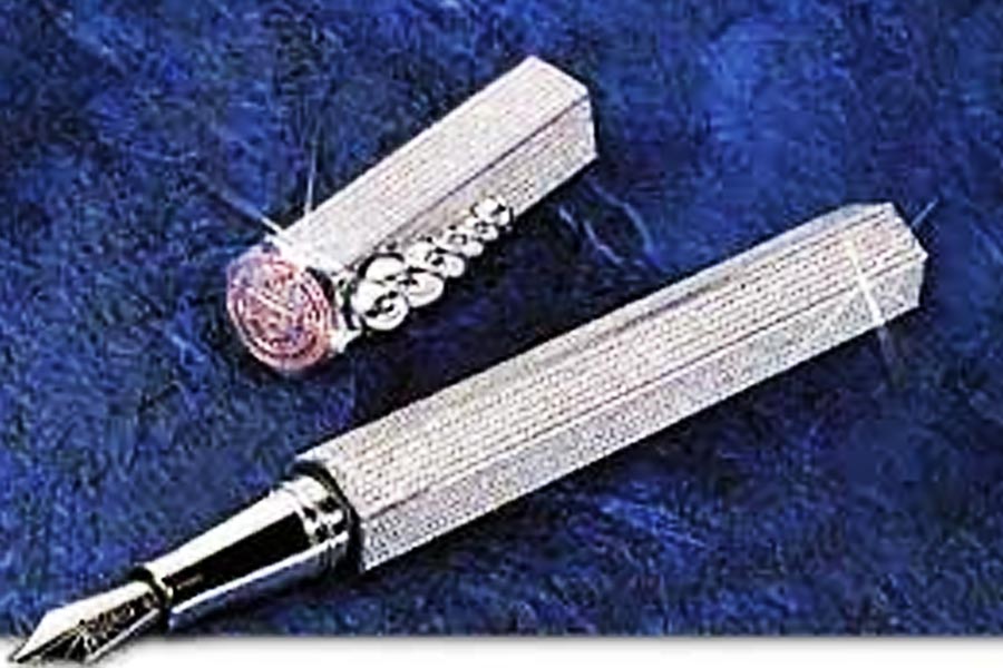 সুইৎজ়ারল্যান্ডের সংস্থা ক্যারান ডি’এক ২০০১ সালে এক বিশেষ ধরনের কলম তৈরি করে যার নাম ‘লা মর্ডানিস্টা’। এই ধরনের কলম মোট আটটি তৈরি করা হয়েছিল।