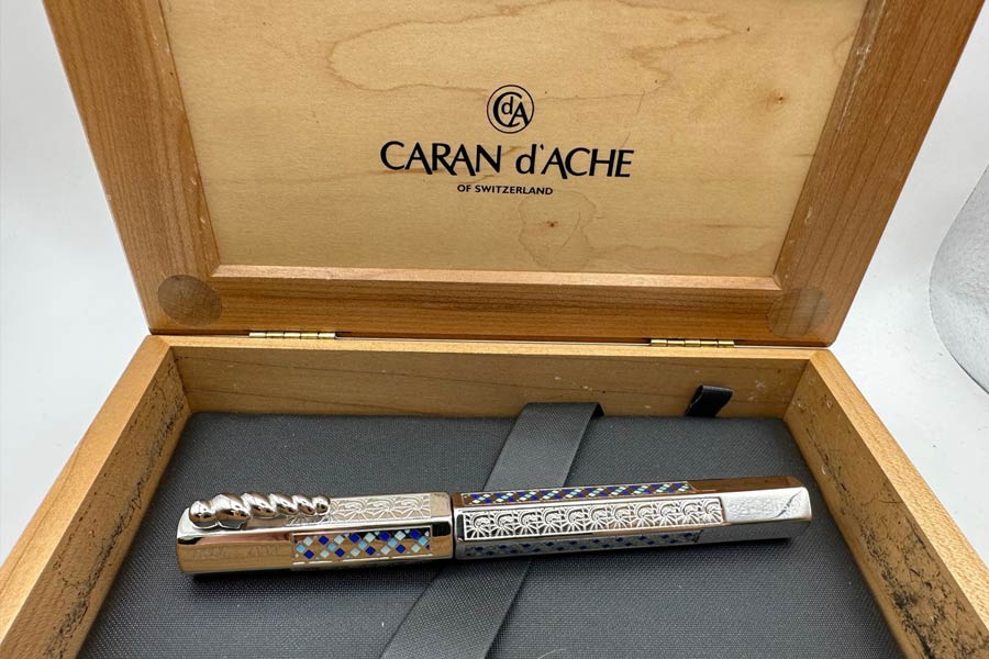 ‘লা মর্ডানিস্টা’ কলমের ব্যারেল প্লাটিনাম দিয়ে তৈরি। এর উপর তিন হাজারটিরও বেশি হিরের টুকরো গাঁথা রয়েছে। ভারতীয় মুদ্রা অনুযায়ী এই কলমের মূল্য ২ কোটি ৭ লক্ষ ৮০ হাজার টাকা।