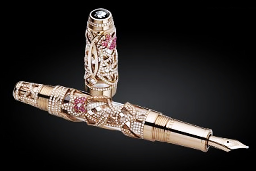 মঁব্লাঁর তরফে ‘বোহেমে প্যাপিলন’ নামে একটি কলম তৈরি করা হয়। এই কলমটি ছ’টি ধাঁচে তৈরি করা হয়। এক হাজারের বেশি রত্ন দিয়ে তৈরি করা হয় এই কলমটি।