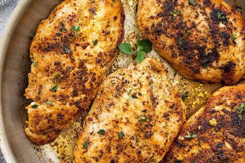 রাঁধতে রাঁধতে ঘেমেনেয়ে একাক্কার! এ দিকে স্বাদও যে কিছুতেই খুলছে না! অতঃপর? কুছ পরোয়া নেই। ভরসা রাখুন সহজ কিছু টোটকায়। তারপর দেখুন না কেমন সবাই চেটেপুটে খায় আপনার রান্না! 