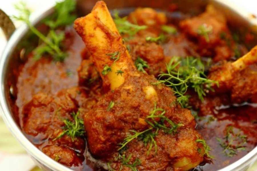 ১. কিছু পেঁয়াজ অল্প করে ভেজে তাতে রসুন, কাঁচা লঙ্কা, অল্প জিরে গুঁড়ো ও সামান্য কাঁচা তেল দিয়ে বেটে একটা পেস্ট করে হাতের কাছে রেখে দিন সব সময়ে। রান্নার পরে যে খাবারে সঠিক স্বাদ হবে না, তাতে ওই পেস্ট মাপ মতো মিশিয়ে আর এক বার গরম করুন। দেখবেন স্বাদ পুরো পাল্টে গিয়েছে।